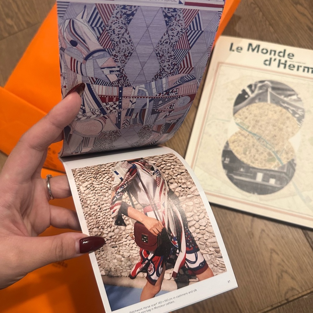 Hermes Gift Box with Ribbon - Picture 3 of 4